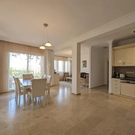 Townhouse With Bath And Fireplace *