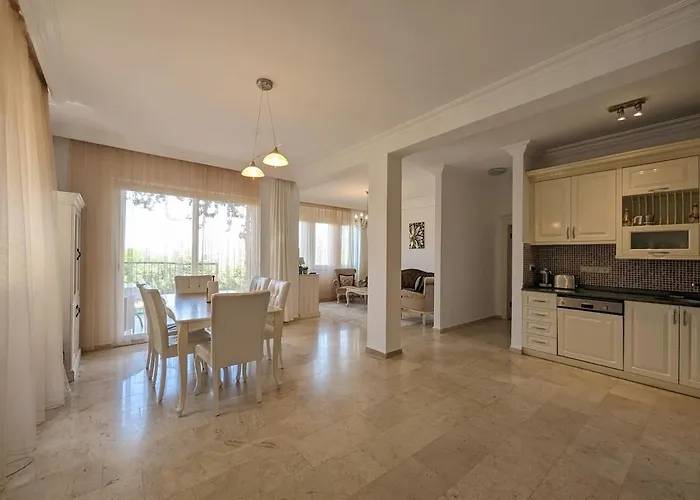Townhouse With Bath And Fireplace *